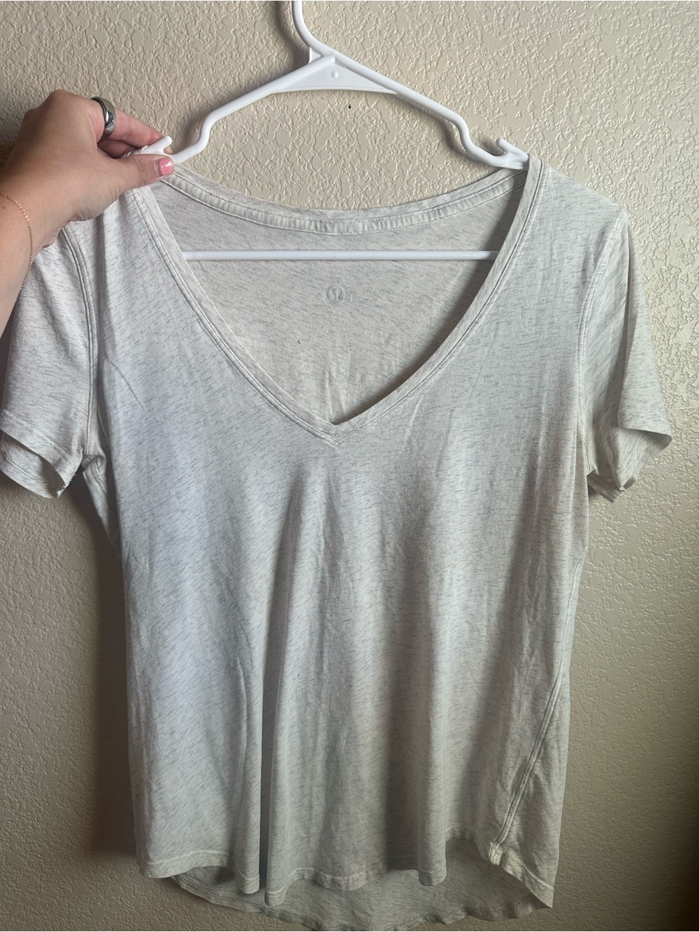lululemon athletica Light Gray V-Neck Short Sleeve Tee